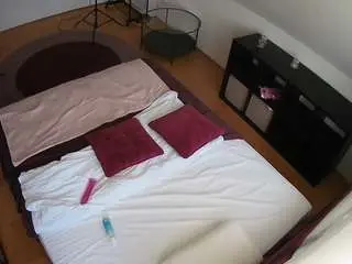 Camsoda Live Sex Cam of voyeurcam-julmodels-whitebed-2