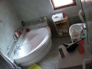 Camsoda Live Sex Cam of voyeurcam-julmodels-bath-1st-2