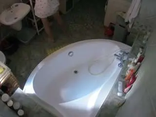 Camsoda Live Sex Cam of voyeurcam-julmodels-bath-1st-1
