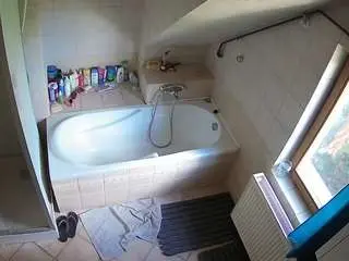 Camsoda Sex Chat of voyeurcam-julmodels-bath-2nd-1