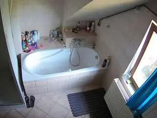 Camsoda Best Webcam of voyeurcam-julmodels-bath-2nd-1