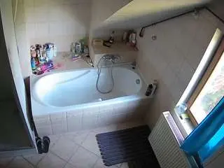 Camsoda Live Sex Cam of voyeurcam-julmodels-bath-2nd-1