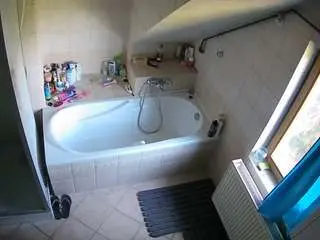 Camsoda Watch Live Sex Cams of voyeurcam-julmodels-bath-2nd-1