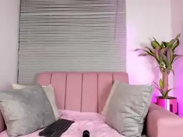 Chaturbate Live Sex Cam of emily_burton18