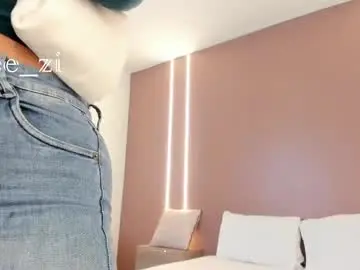 Chaturbate Nude Webcam of zoee_zi