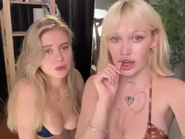 Chaturbate Live Sex Cam of golden_alinee