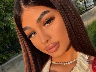 Streamate Live Sex Cam of BellaNoirre