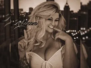 Streamate Live Sex Cam of RowanRevnaDisa
