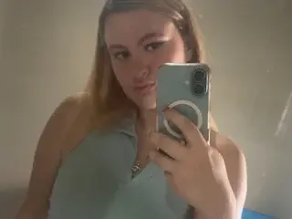 Streamate Live Sex of Avety_doll