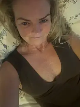 Stripchat Live Porn of Holly-BlondeMILF44
