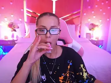 Stripchat Live Porn of DoveLovee