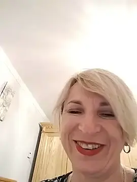 Stripchat Sex Cam of AhlyssaLove1155