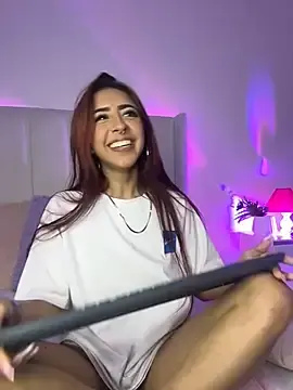 Stripchat Sex Cam of Mirandaa_Rogers
