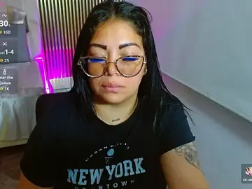 Stripchat Live Sex Cam of martinna_tay
