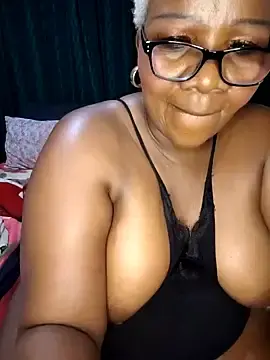 Stripchat Free Porn Cam of dirasweetlipsxx