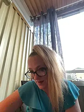 Stripchat Live Sex of LizzieZ1975