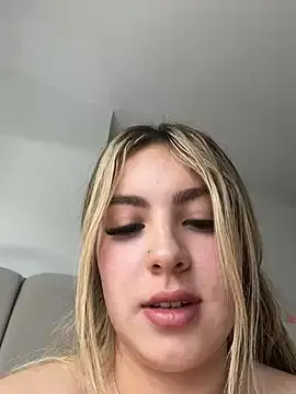Stripchat Watch Live Sex Cams of Cloee_Rainbow1