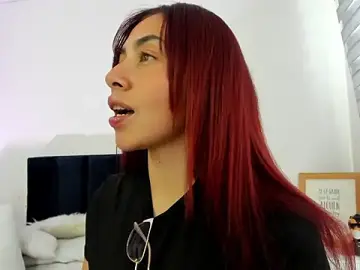 Stripchat Sex Cam of melanie_roux__