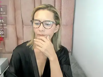 Stripchat Adult Webcam of Issa_Milf__