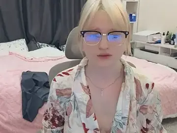 Stripchat Nude Webcam of GlimmerGirl_